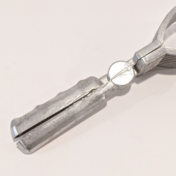 VINTAGE aluminium meat cutting tongs - Picture 12 of 16